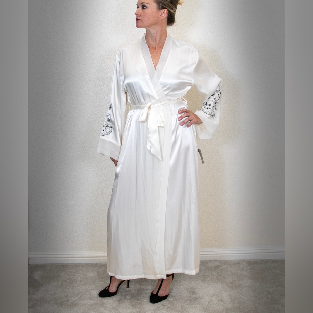 Jones, New York off-white robe, bridal collection, new with tags. Med